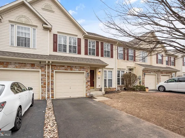 28 Creekside Dr, Pottstown, PA 19464
