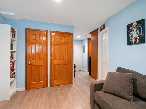 24 Cove Lane image 16 of 26