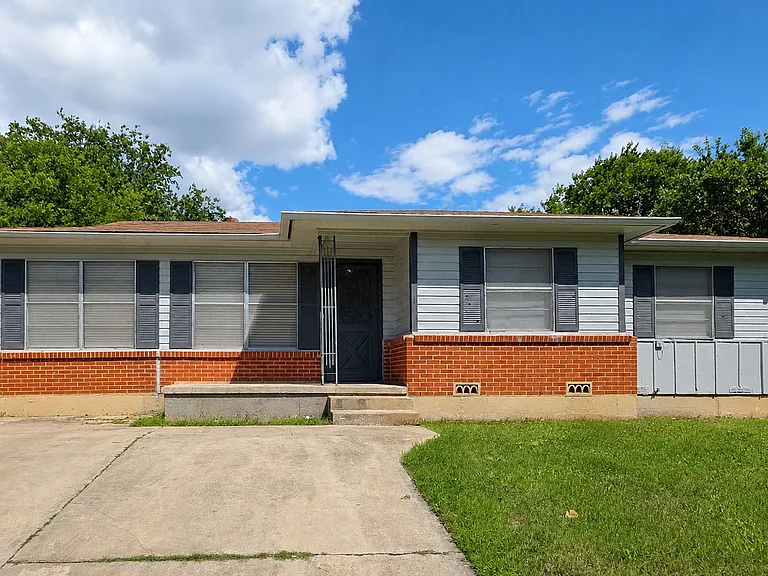 1204 Connell Dr — Photo 3