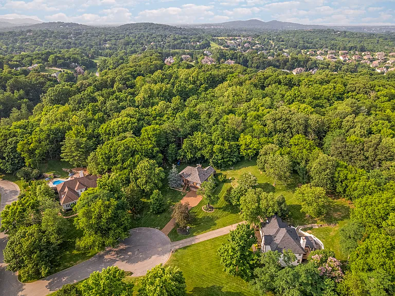 Located in a beautiful family-oriented neighborhood in Brentwood, only 15 miles to downtown Nashville and 10 miles to Franklin.