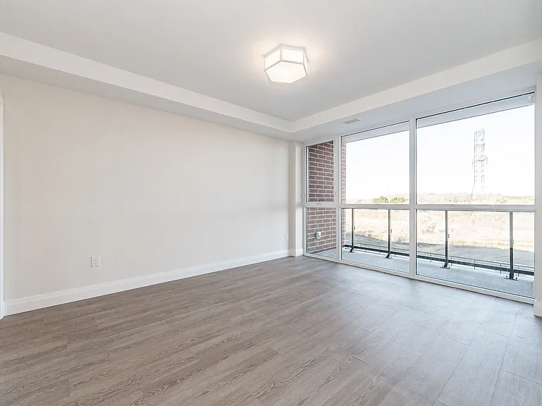 460 Columbia St W — Photo 132