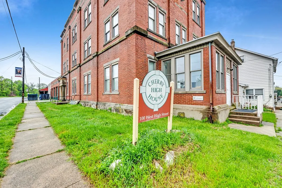 Building Photo - 100 W High St