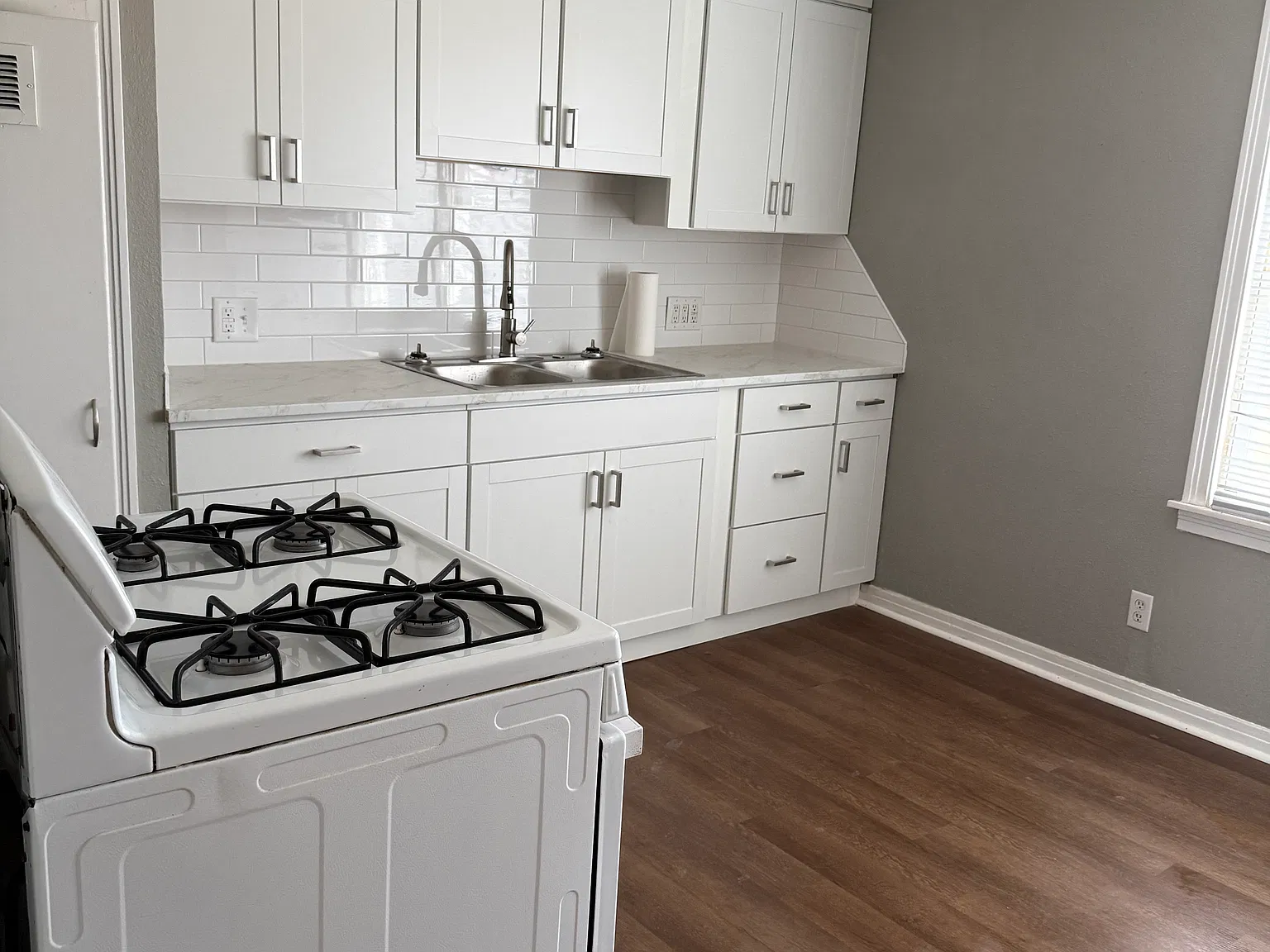 2 bed, 1.5 bath, 802 sqft, $950 — Photo 2