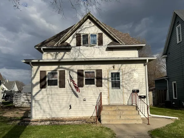 213 4th St SE, Watertown, SD 57201