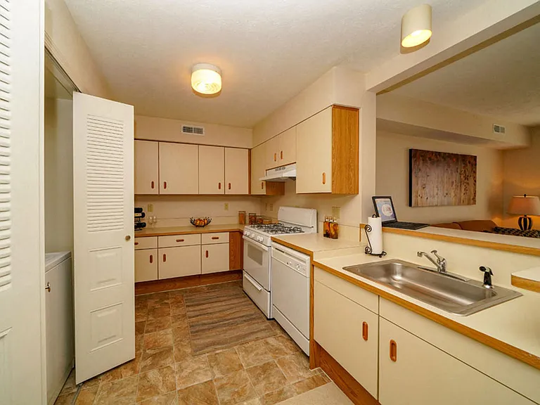 Autumn Lakes Apartments and Townhomes — Photo 21
