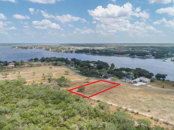 17 Lakeshore Dr, Sandia, TX 78383