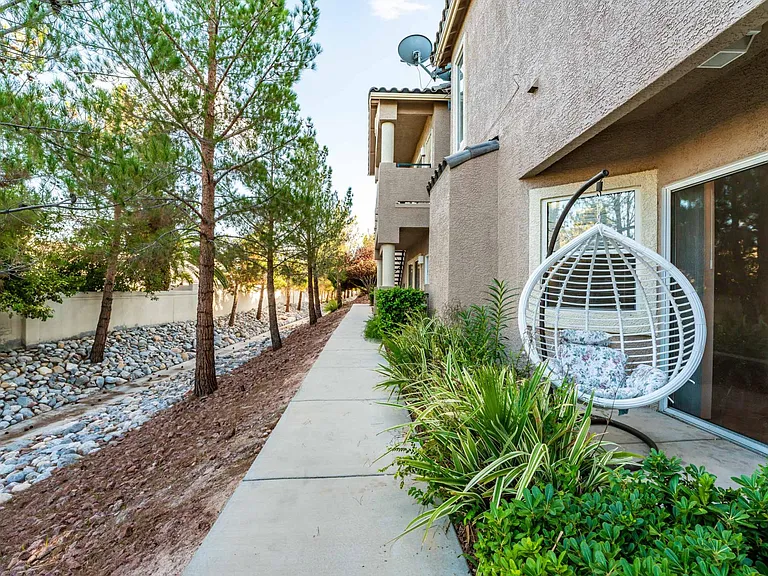 2000 Quartz Cliff St #104 — Photo 32