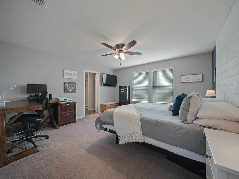 Owner's suite
Plenty of room for king bed and more!