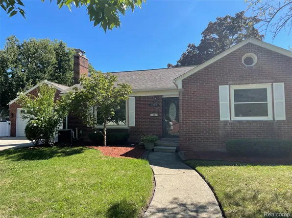 1220 Elford Ct, Grosse Pointe Woods, MI 48236