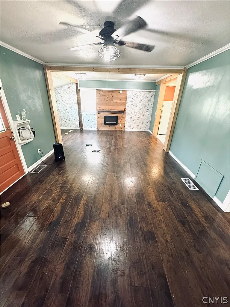 3 bed, 1.0 bath, 1406 sqft, $2,000 — Photo 2