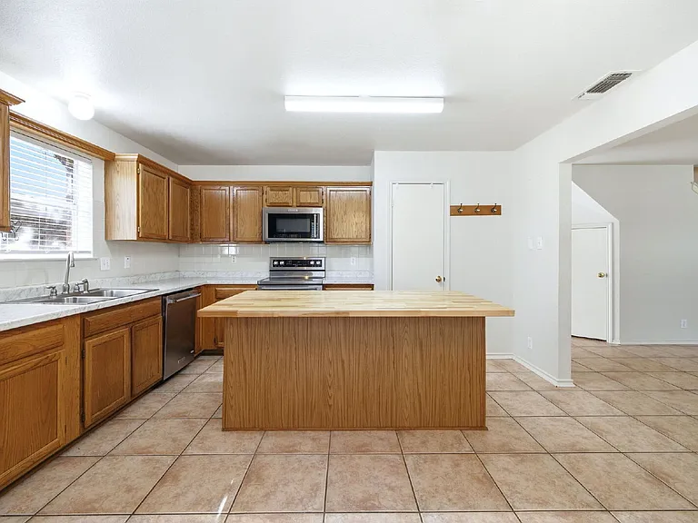 832 Dimrock — Photo 15