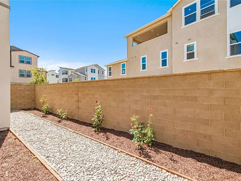 243 Yerba — Photo 13