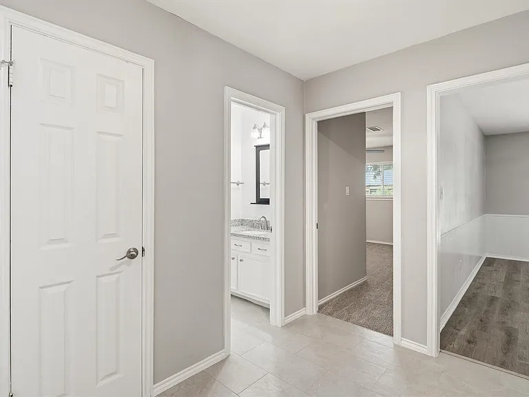 2119 Williamsburg Ct S — Photo 4