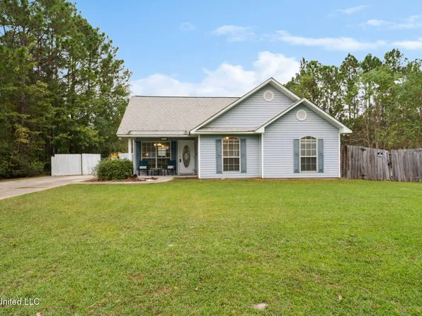 906 Dicks St, Waveland, MS 39576
