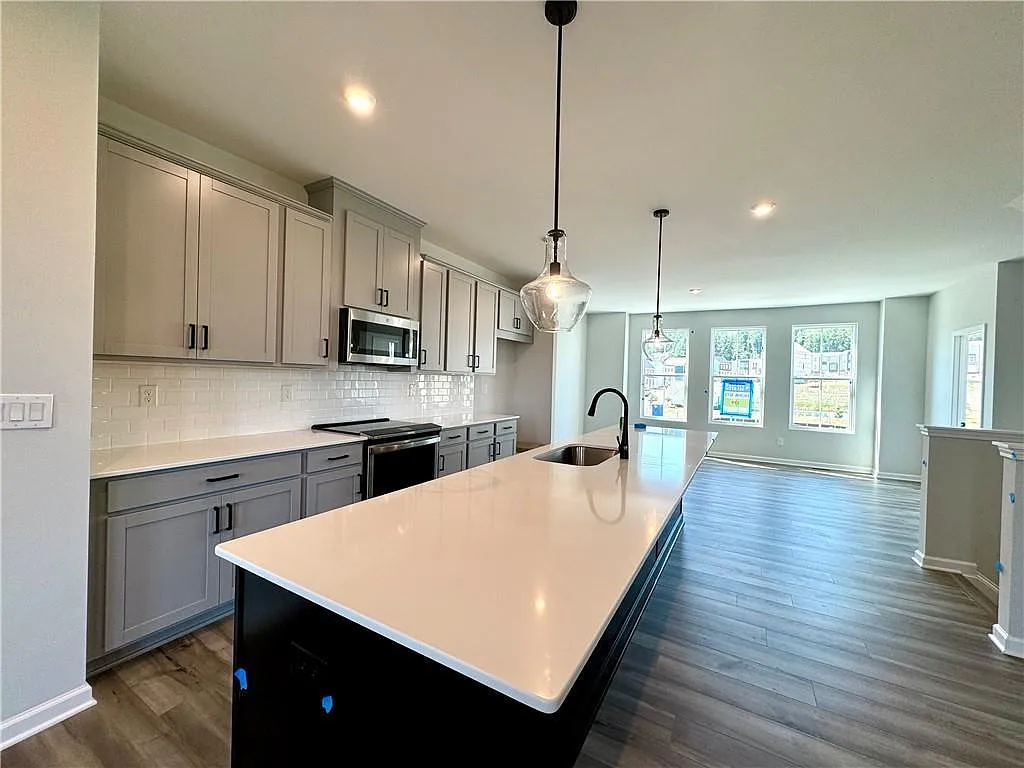 3 bed, 4.0 bath, 2425 sqft, $2,950 — Photo 4