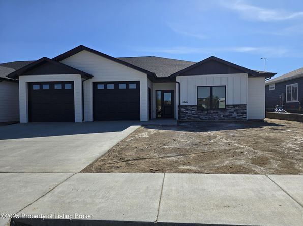 1925 Prairie Creek Rd, Dickinson, ND 58601