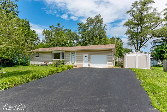 7104 Hiawatha Dr photo 1