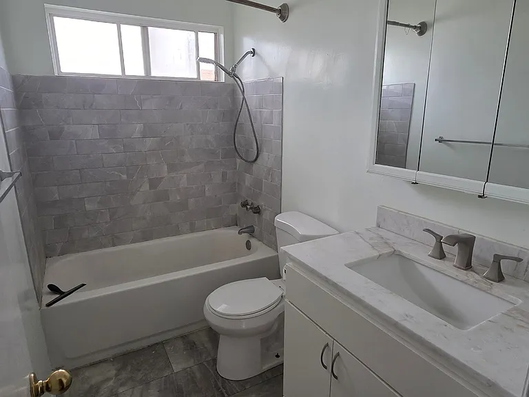 1260 E 4th St #6 — Photo 15