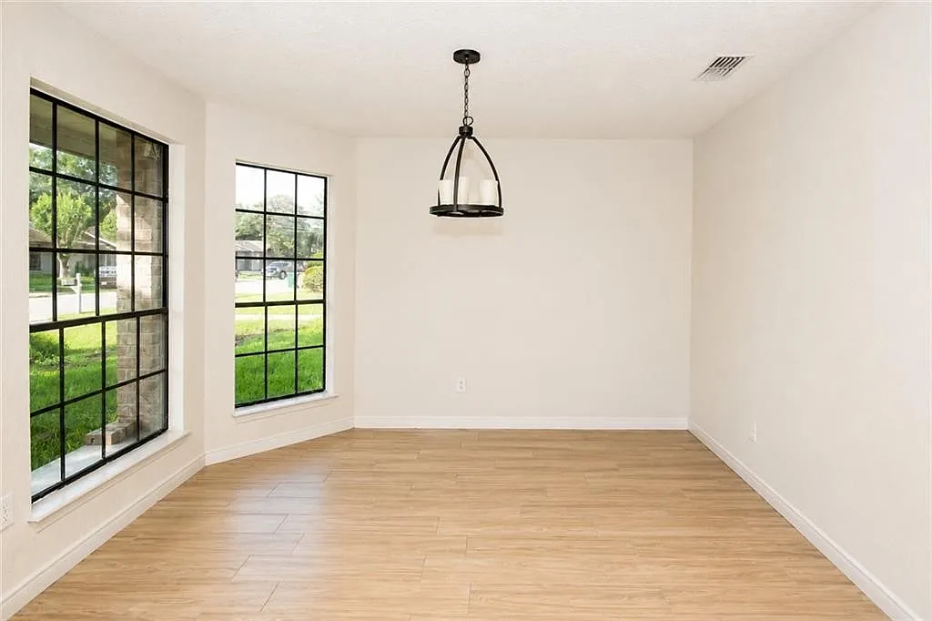 3 bed, 2.5 bath, 1693 sqft, $2,200 — Photo 3