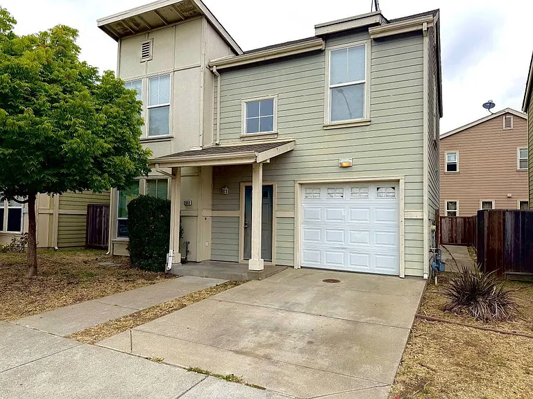 2941 Chavez Ln — Photo 2