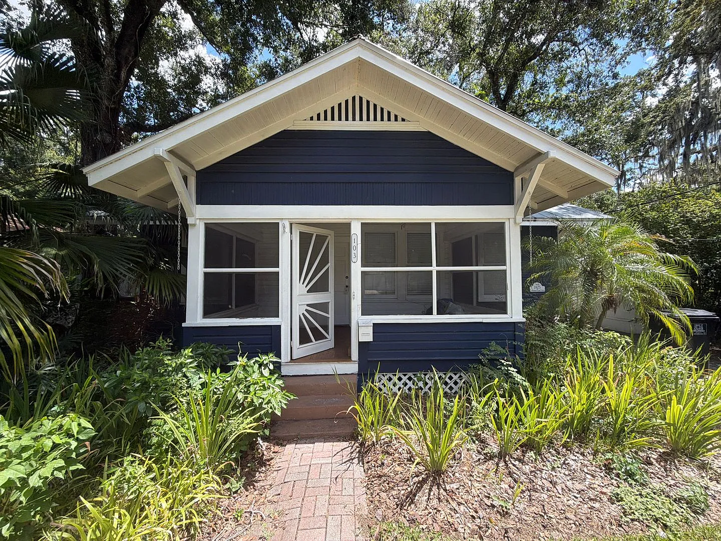 Charming 1925 Bungalow in Orlando Updated Kitchen & Hardwood Floors Throughout — Photo 2