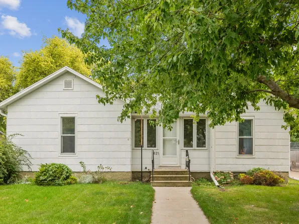 621 10th St, Nevada, IA 50201