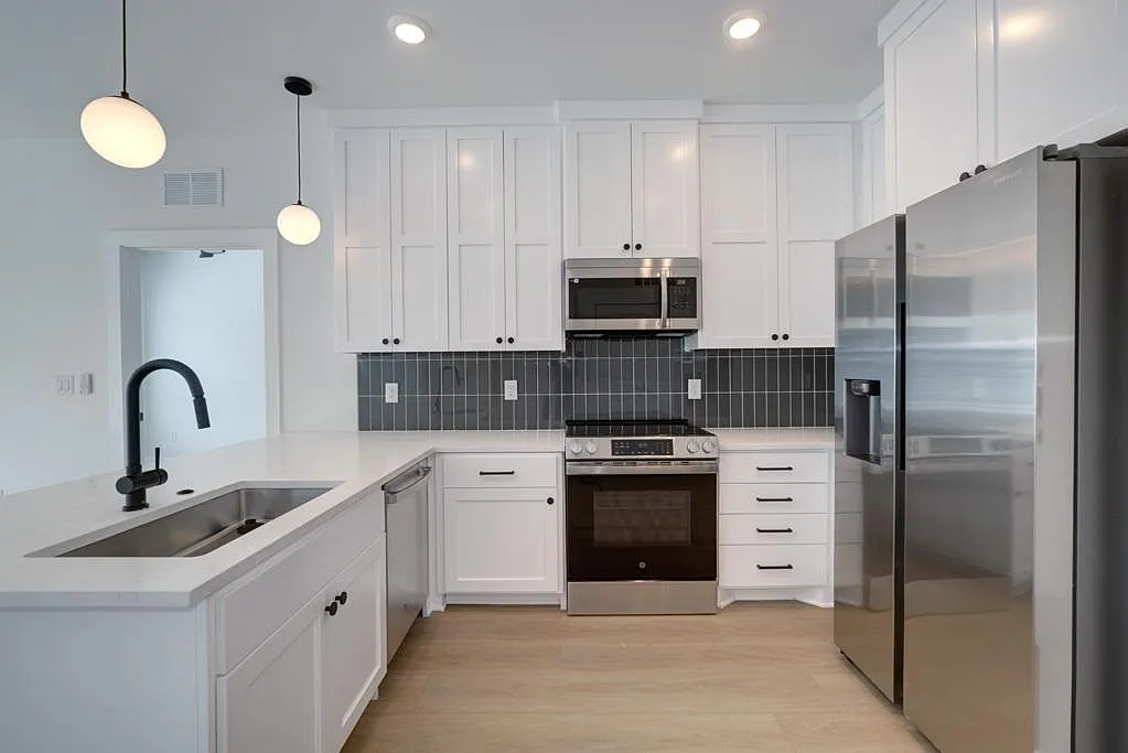 2 bed, 813 sqft, $1,695 — Photo 3