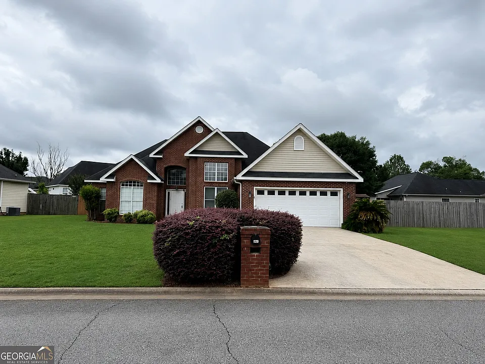 102 Myles Ln