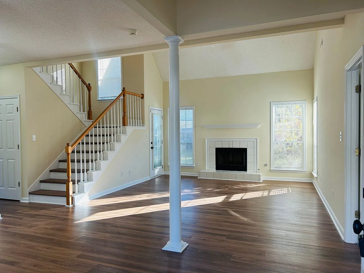 Lovely 2 story plan w/master on the main, 2 car garage, fenced yard, must see! — Photo 4