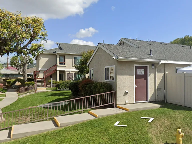 300 S Hazel St — Photo 3