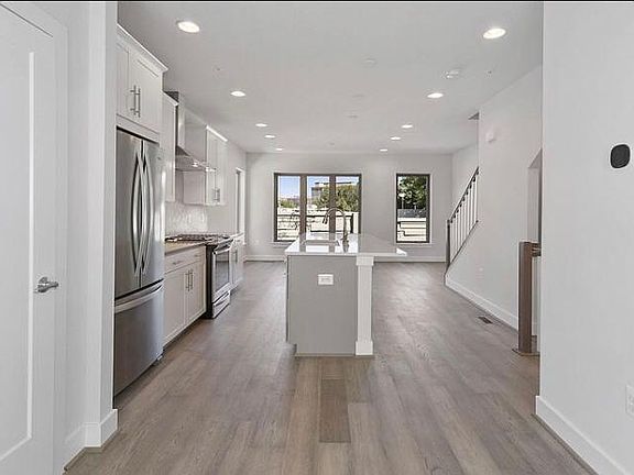 2nd image of 866 Thompson Cres