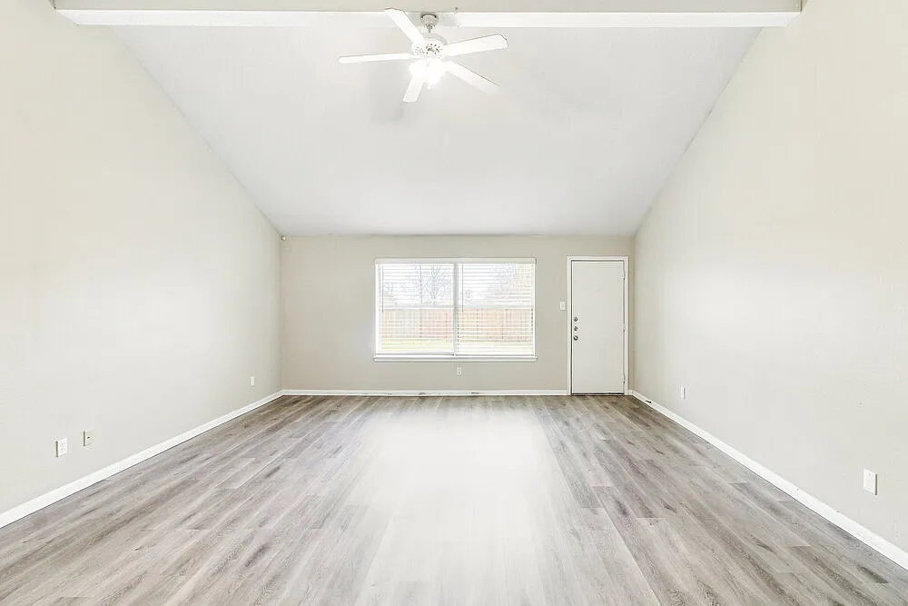 3 bed, 2.0 bath, 2031 sqft, $2,020 — Photo 4