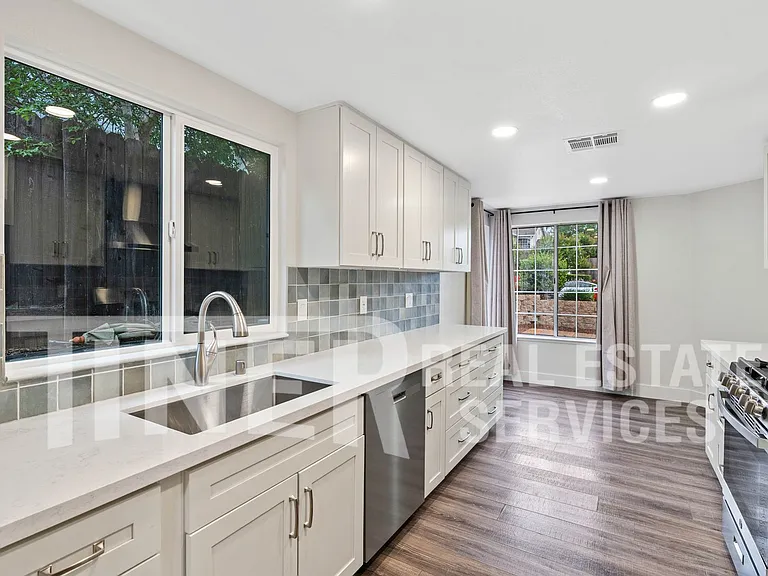3421 Cobblestone Dr — Photo 7