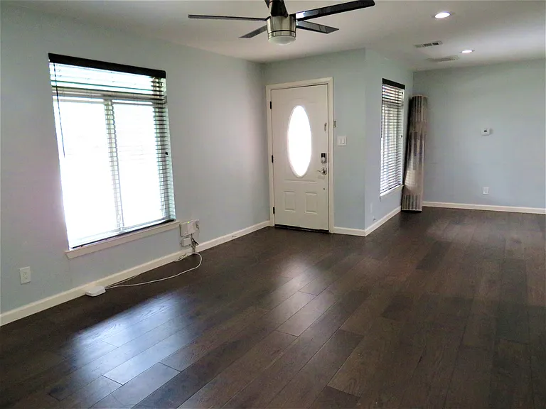 1026 Thomas St — Photo 3