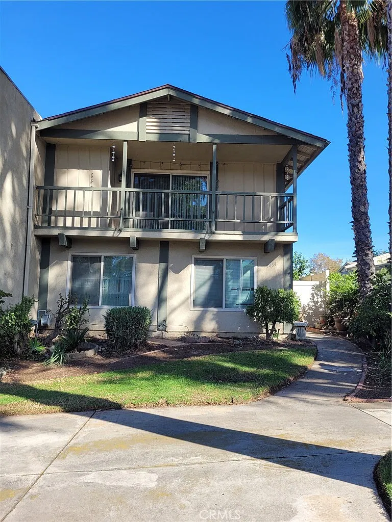 3 bed, 2.5 bath, 1800 sqft, $3,049 — Photo 2