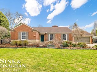 51 Roslyn Rd, Grosse Pointe Shores, MI 48236