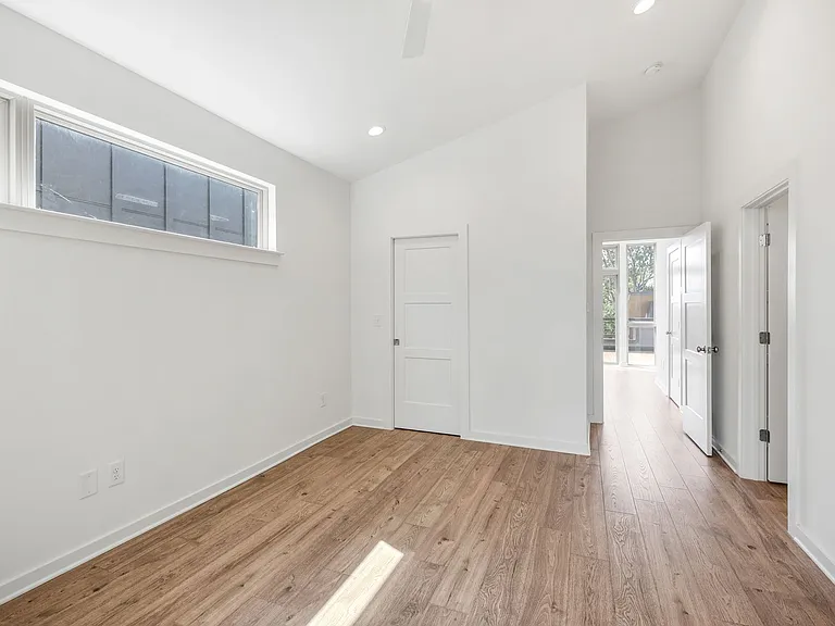3060 Edwin Cir — Photo 25