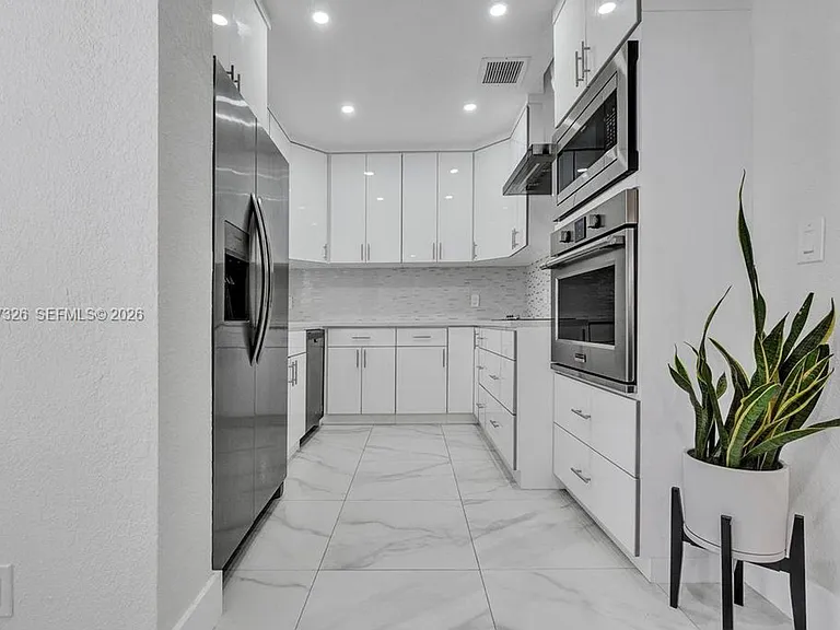6470 SW 27th St — Photo 1