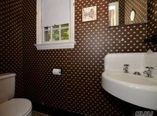 396 Andrews Rd, Williston Park, NY 11596