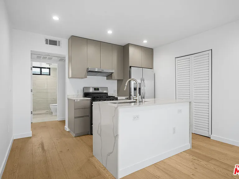 11785 Gateway Blvd #2 — Photo 5