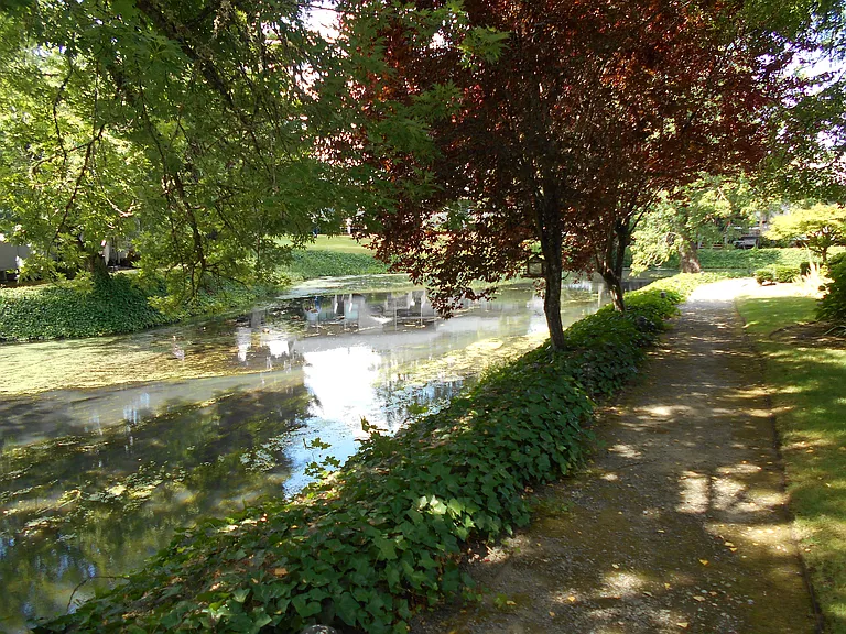 What a pretty place to live!