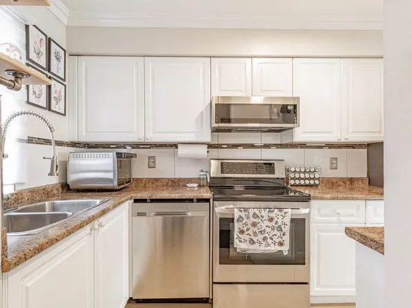 1570 Prairie Ave #107, Pt Coquitlam, BC V3B 1T4
