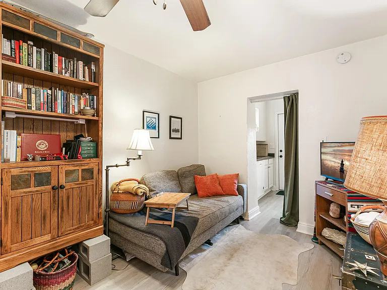 208 S Lincoln St #C — Photo 6