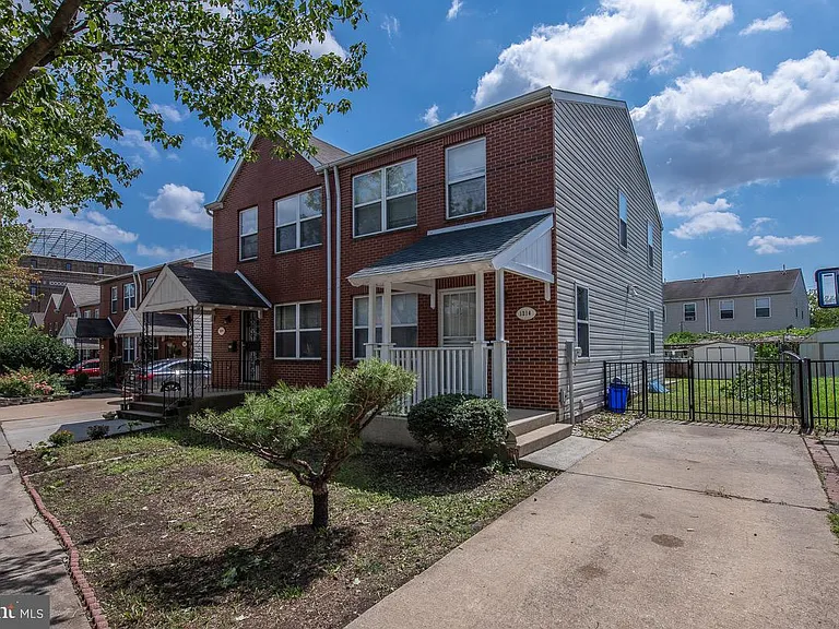 1216 Ogden St — Photo 2