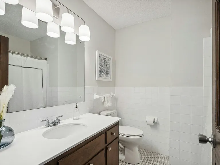 Wayzata Lake Apartments — Photo 19