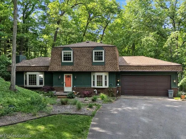 8873 Nepahwin Dr, Clarkston, MI 48348