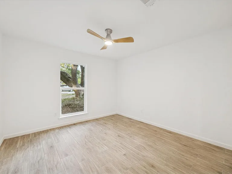 5411 Logston Ln — Photo 20