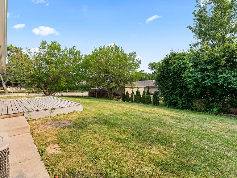 109 Landmeier Rd — Photo 20
