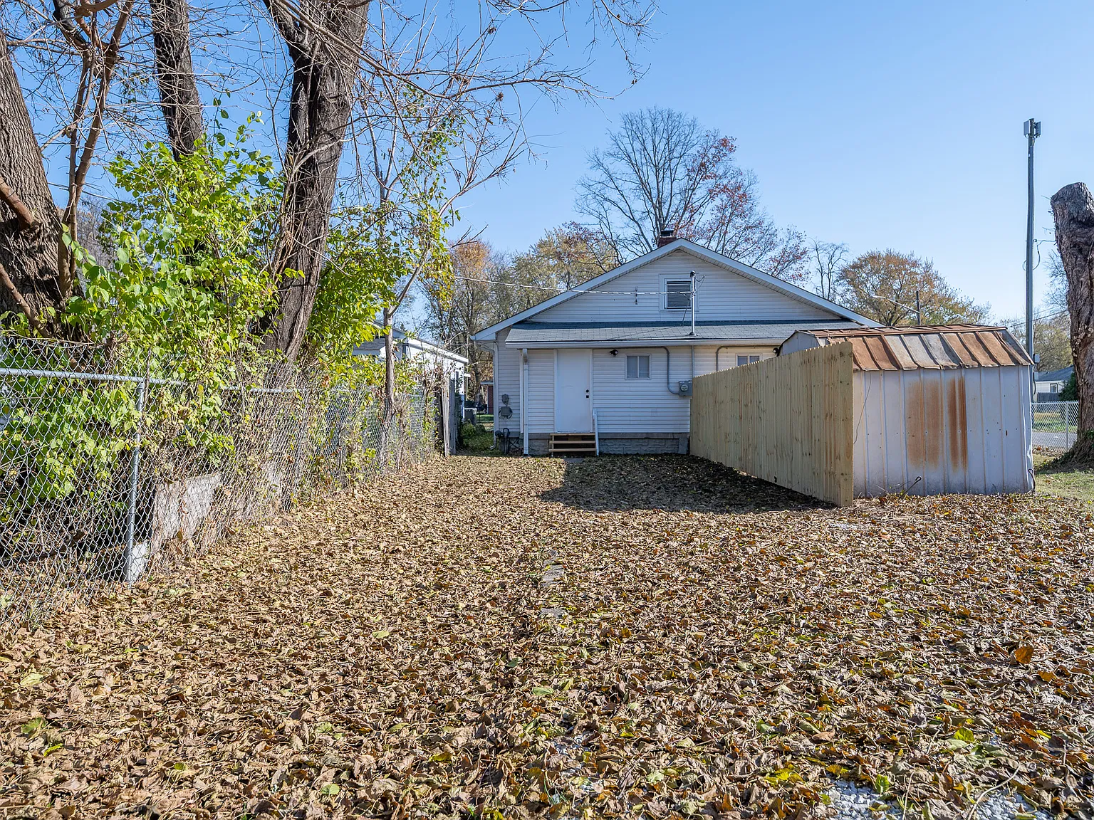 Furnished 1BR Home w/ Fenced Yard, Laundry & Spacious Living Area — Photo 4