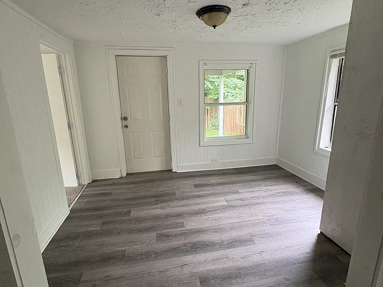 1134 Oak St — Photo 3